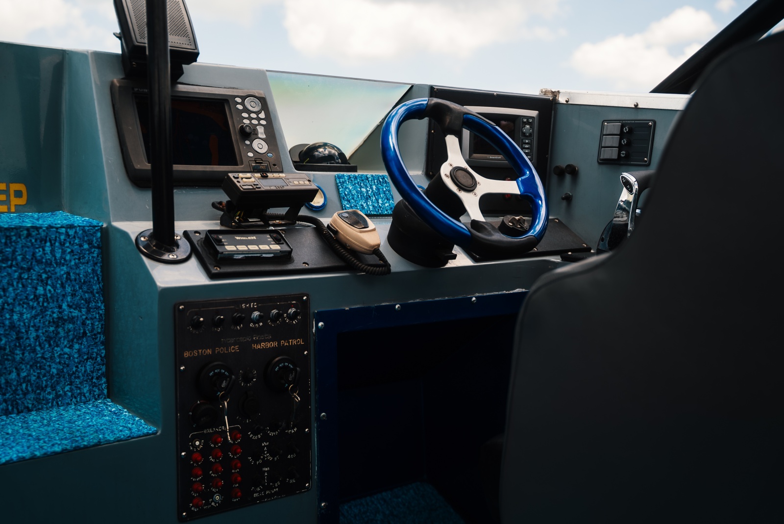 2002 Interceptor Nightcat 27