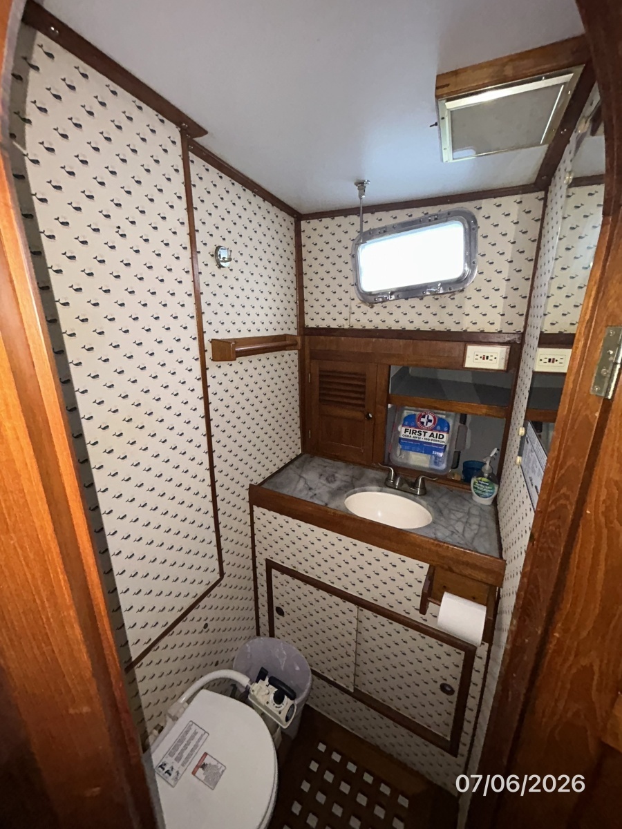 36' Monk guest stateroom head