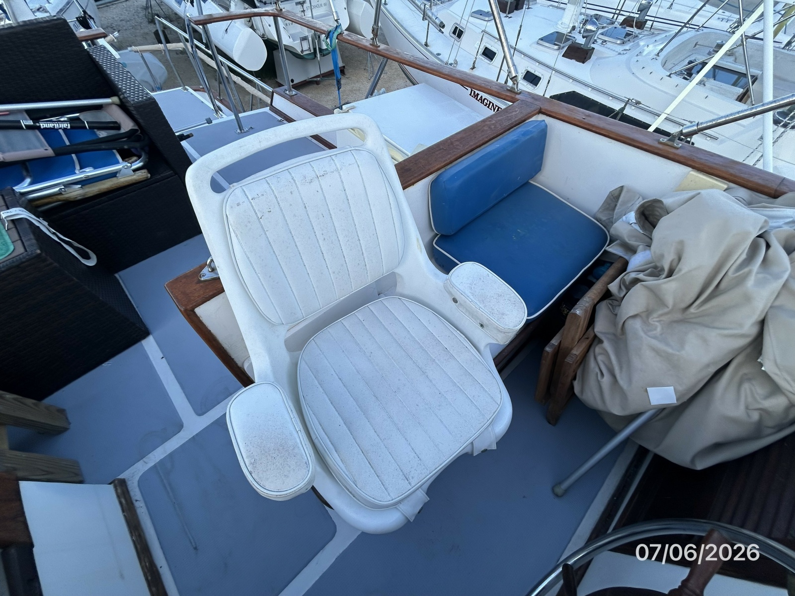 36' Monk flybridge helmseat
