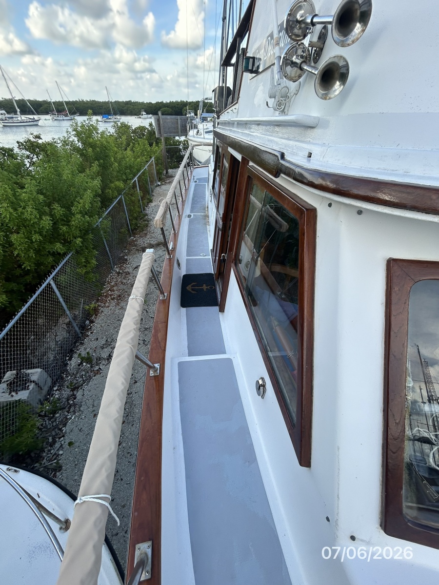36' Monk starboard side deck1