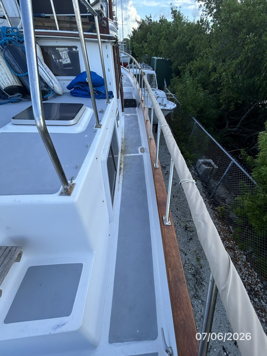36' Monk starboard side deck2