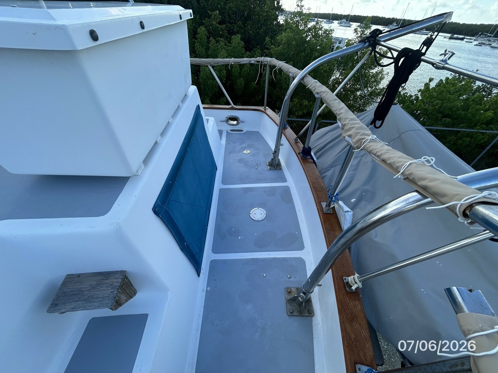 36' Monk aftdeck starboard