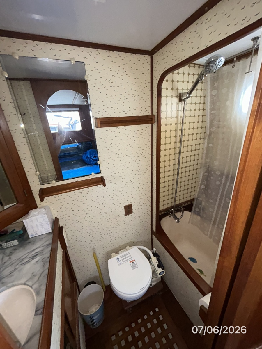 36' Monk master stateroom head