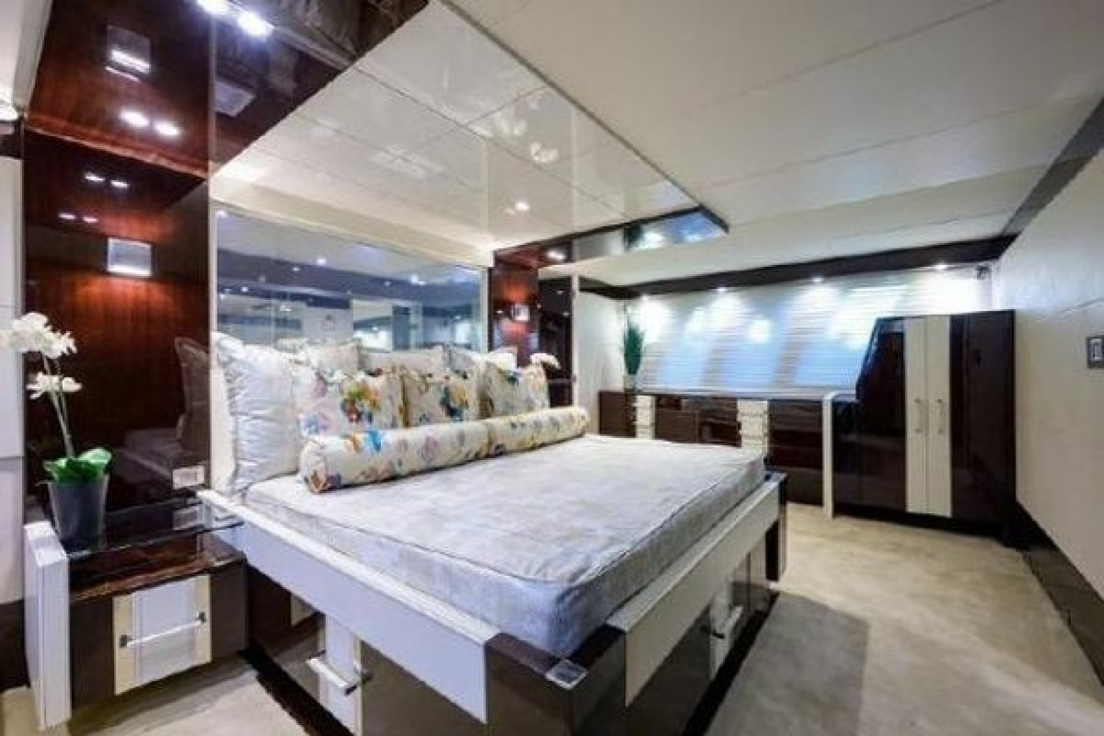2012 Lazzara Yachts LSX 95 Flybridge