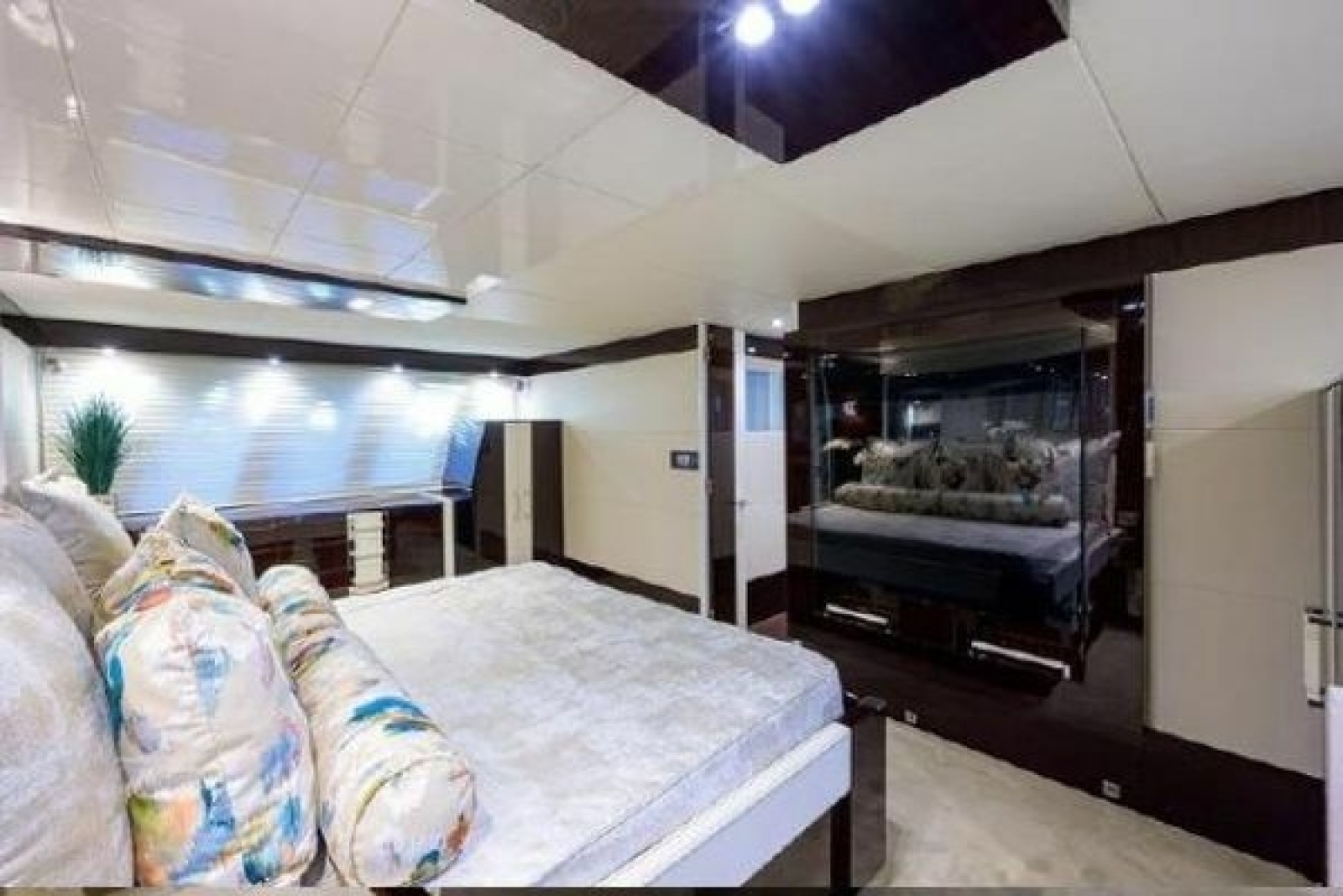 2012 Lazzara Yachts LSX 95 Flybridge