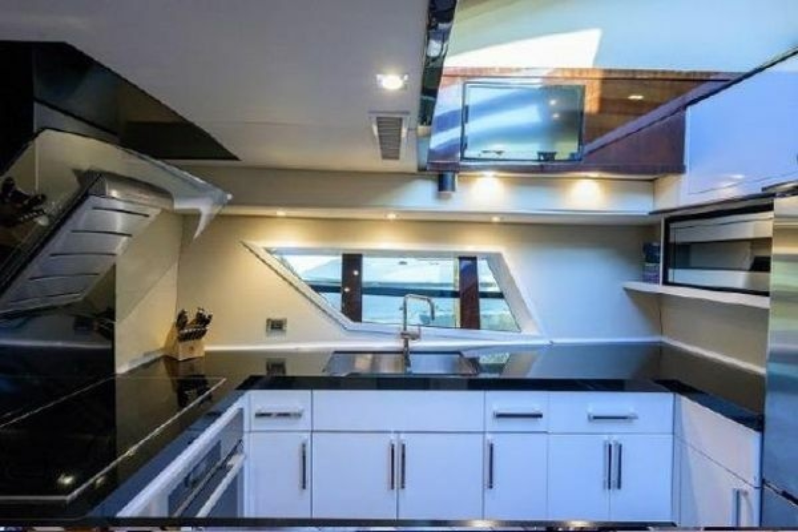 2012 Lazzara Yachts LSX 95 Flybridge