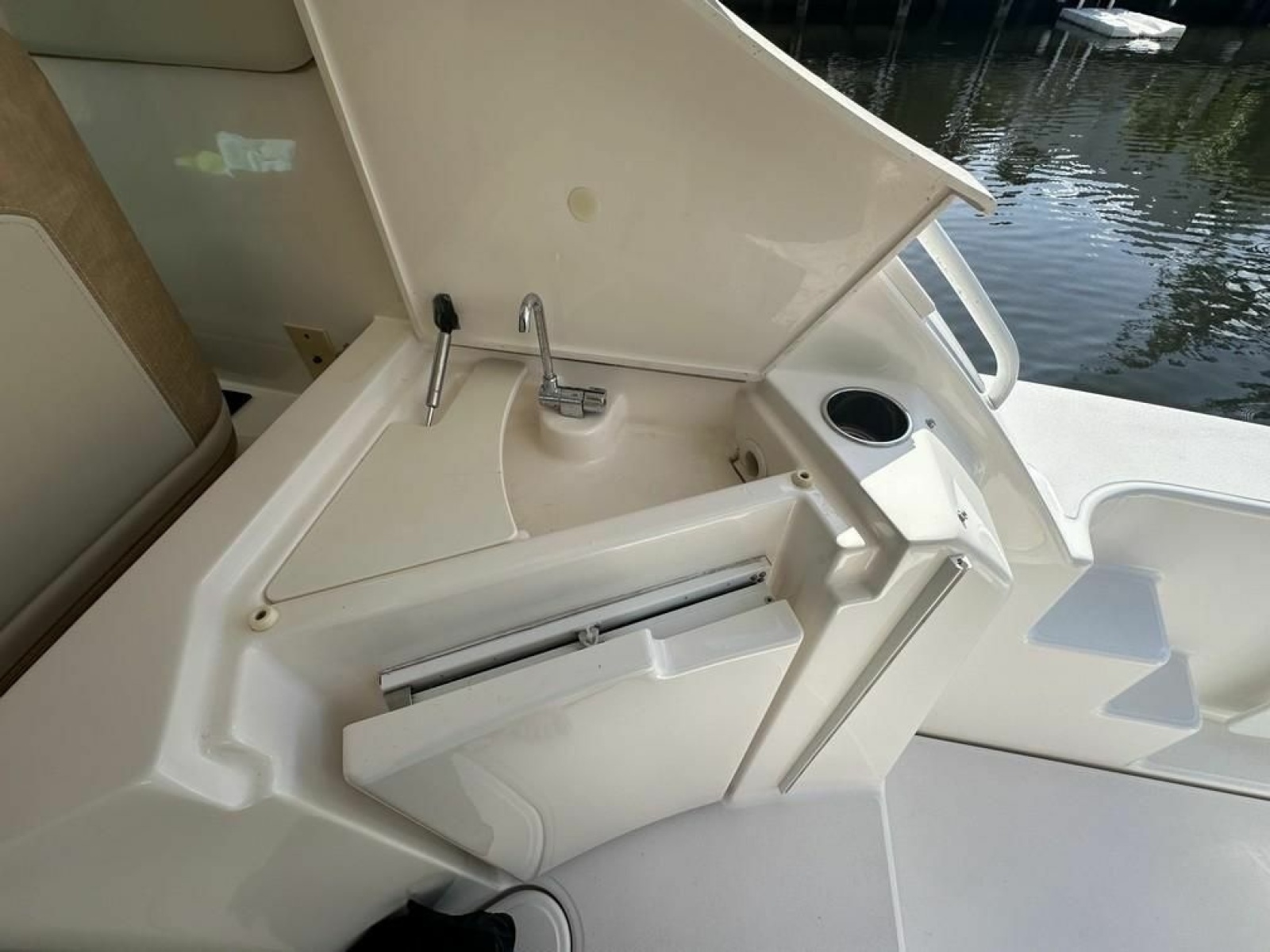 2008 Tiara Yachts 3500 Sovran