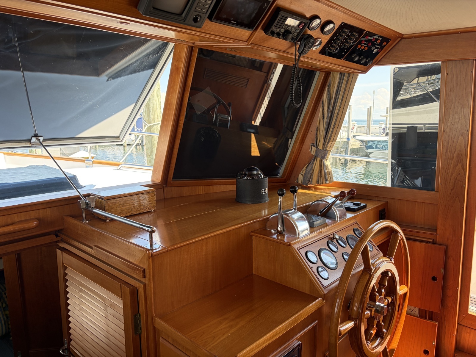 2001 Grand Banks 