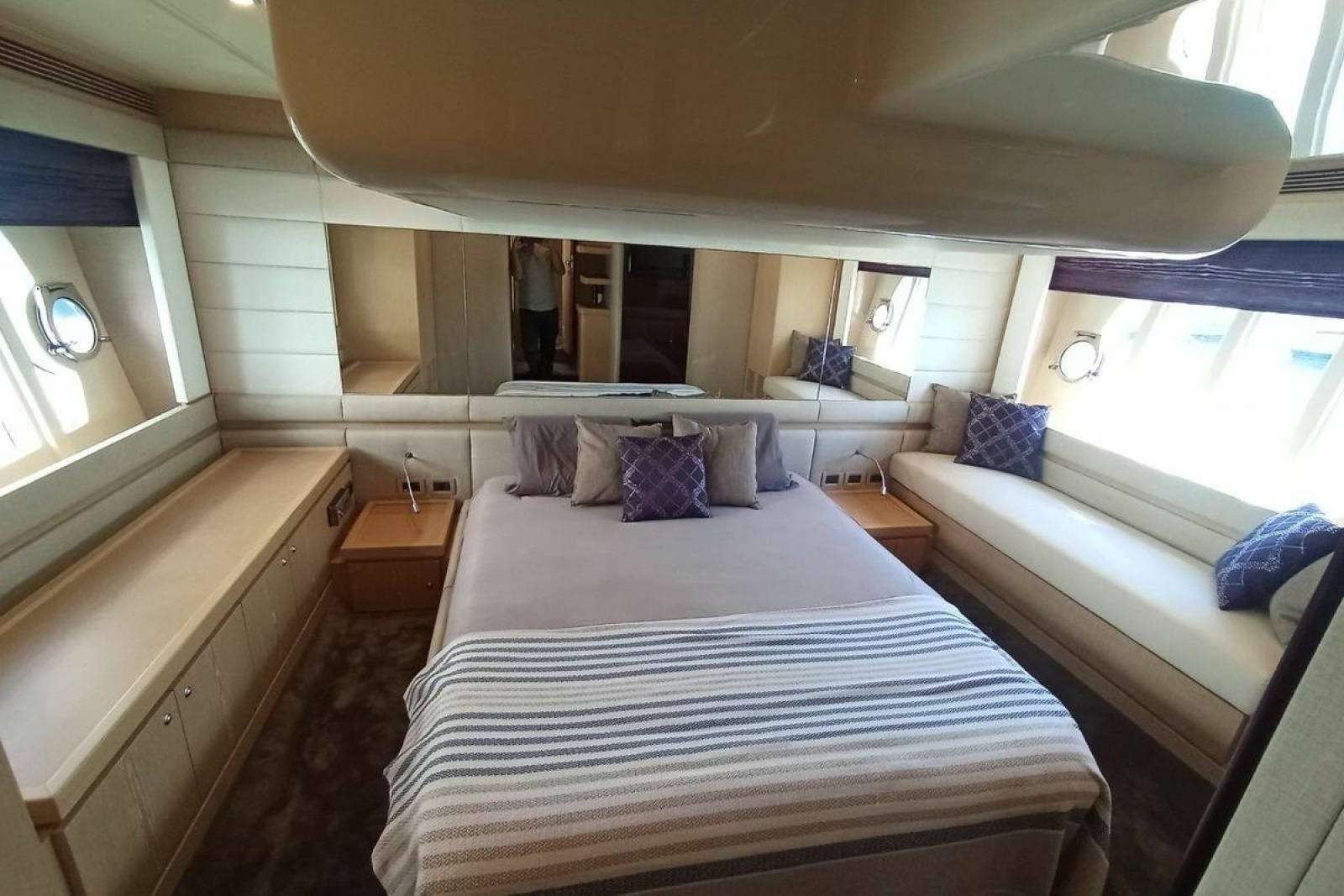 2010 Ferretti Yachts 560