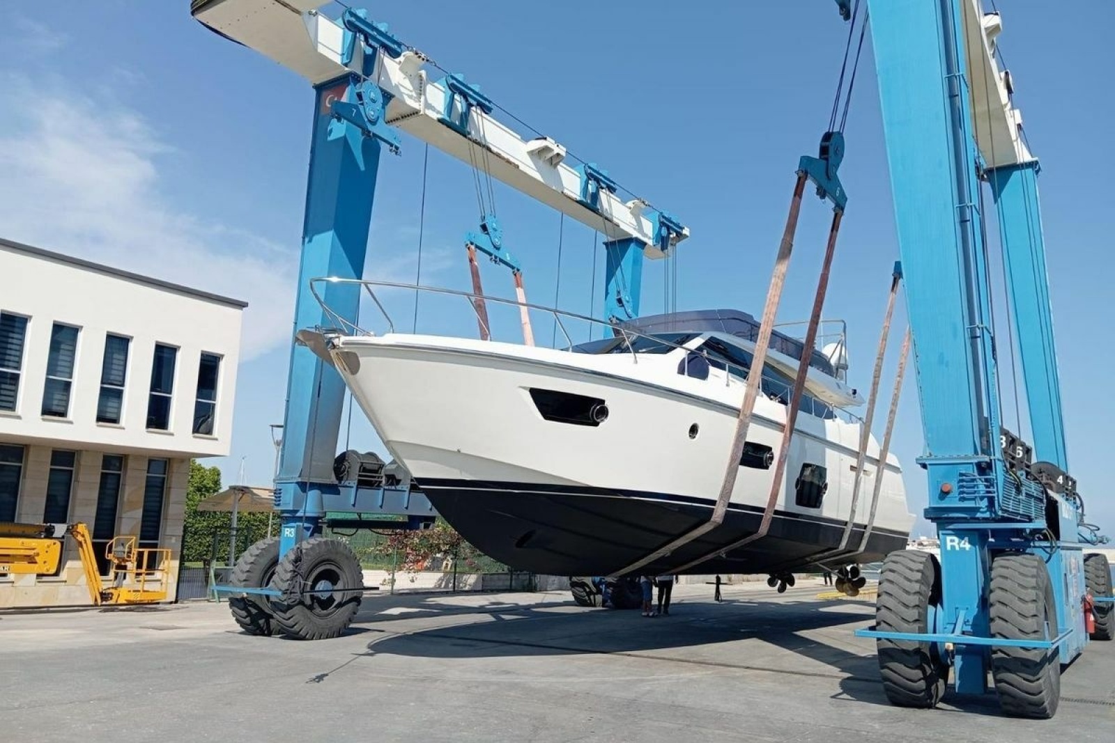 2010 Ferretti Yachts 560