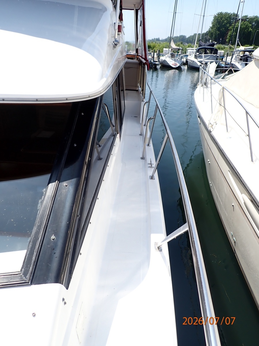 42' Ocean Alexander port side deck1