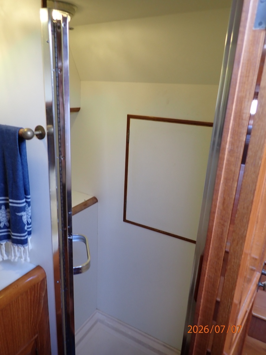 42' Ocean Alexander guest stateroom shower