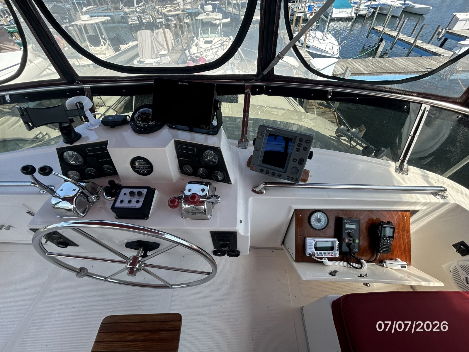 42' Ocean Alexander flybridge helm3