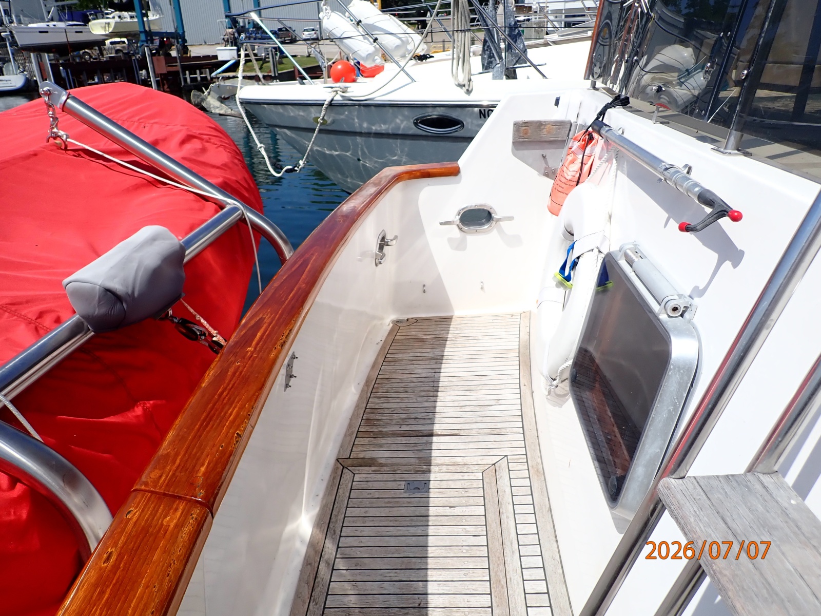 42' Ocean Alexander cockpit port