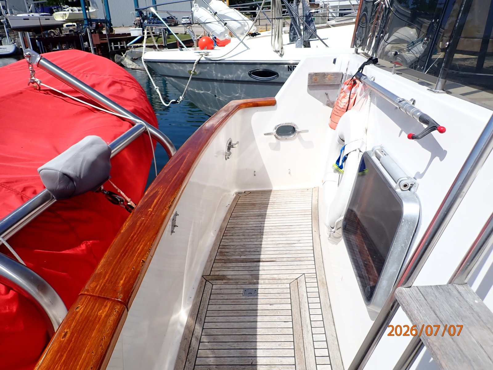42' Ocean Alexander cockpit port