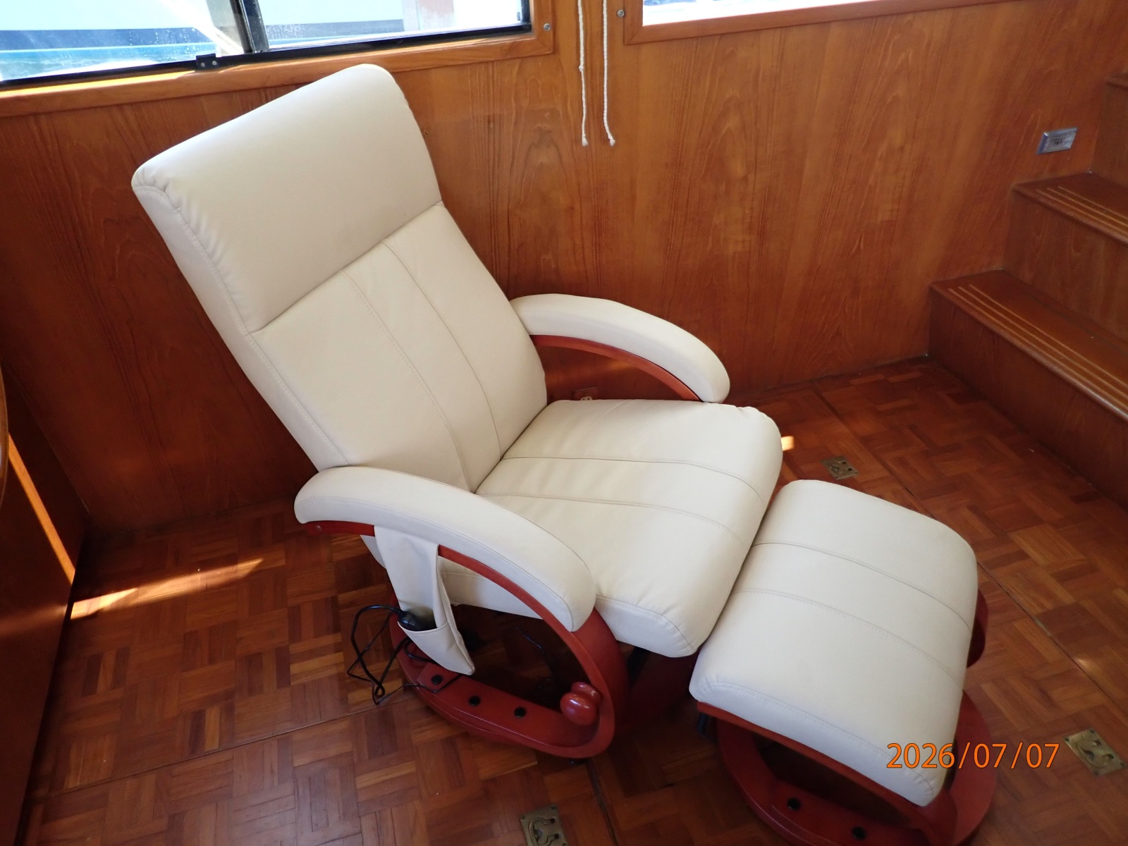 42' Ocean Alexander salon starboard seating