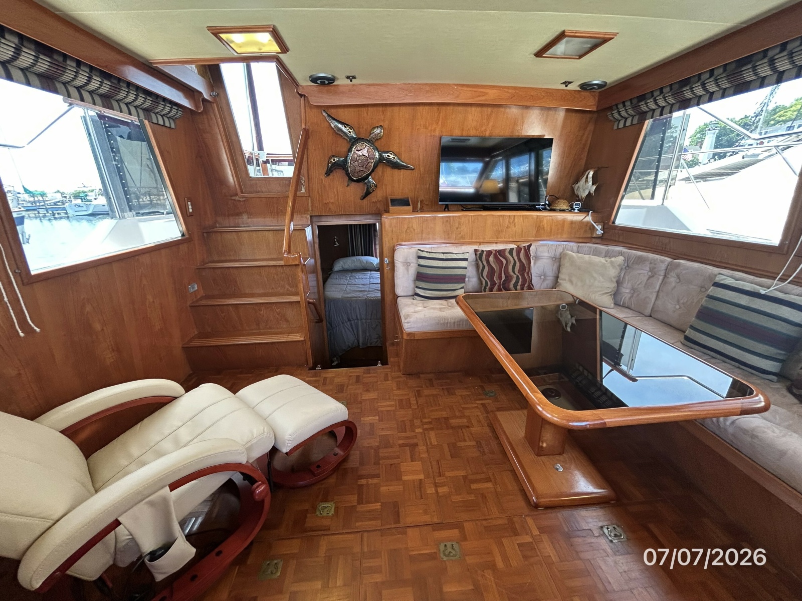 42' Ocean Alexander salon aft