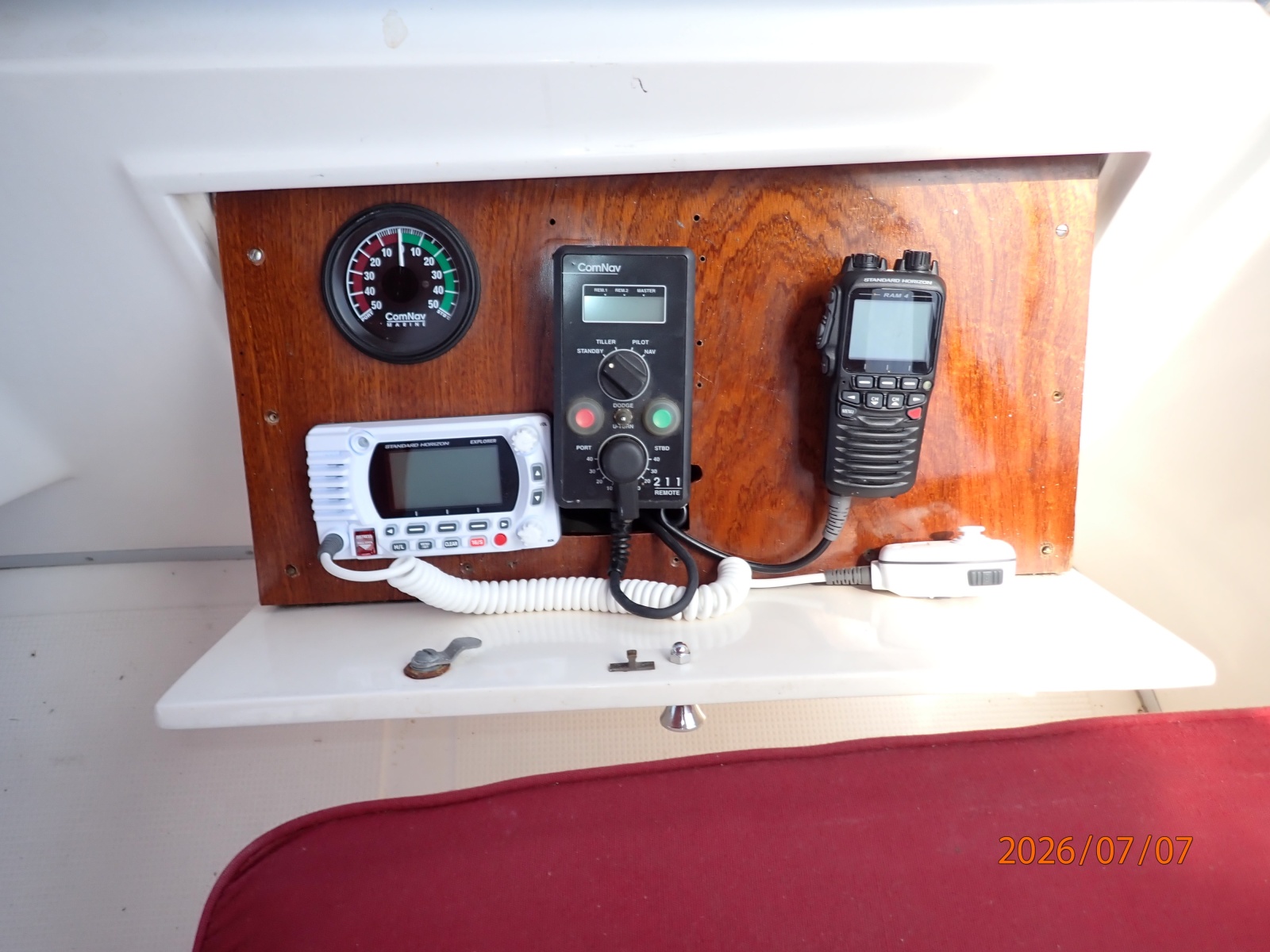 42' Ocean Alexander flybridge electronics