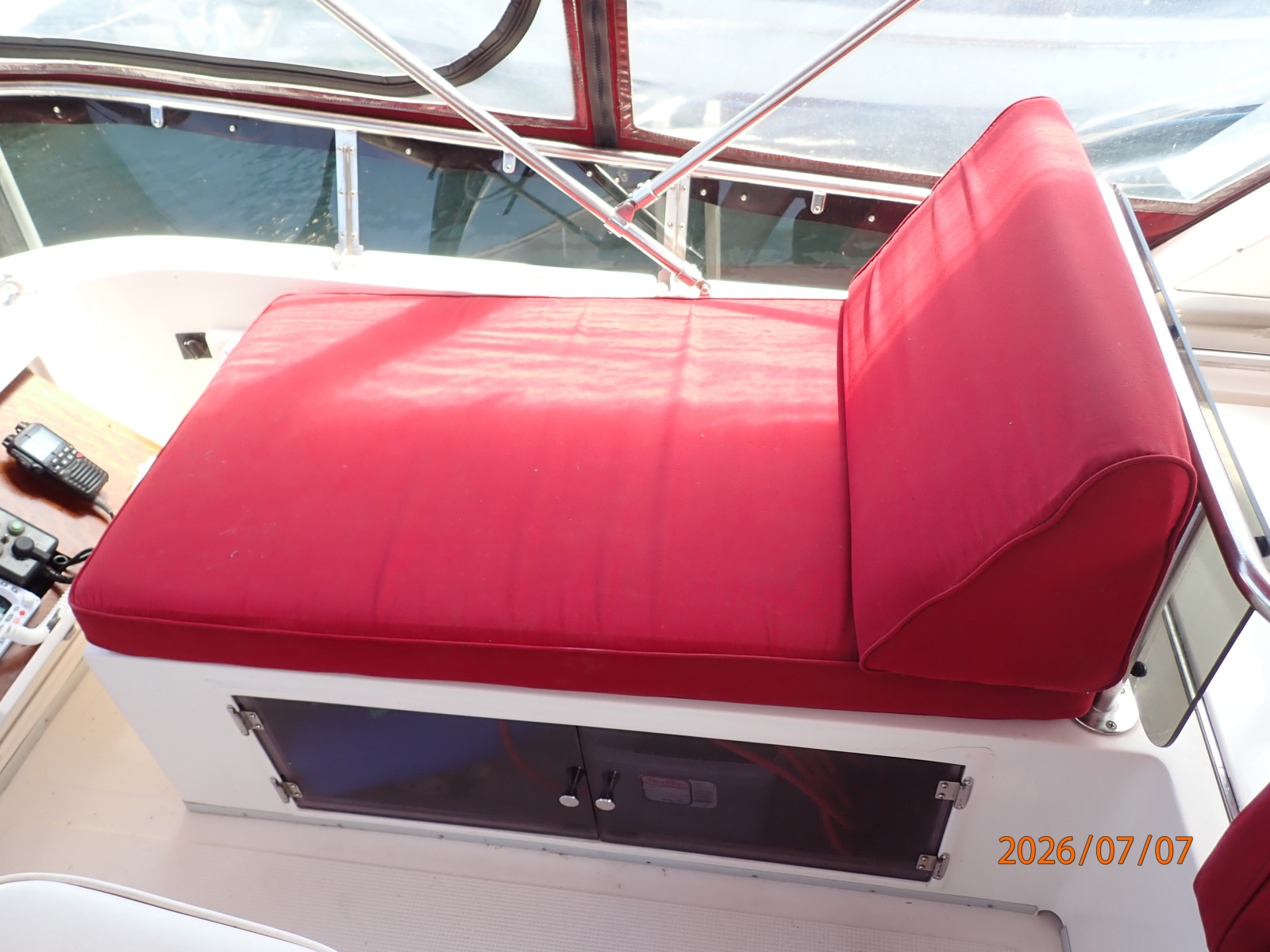 42' Ocean Alexander flybridge starboard seating
