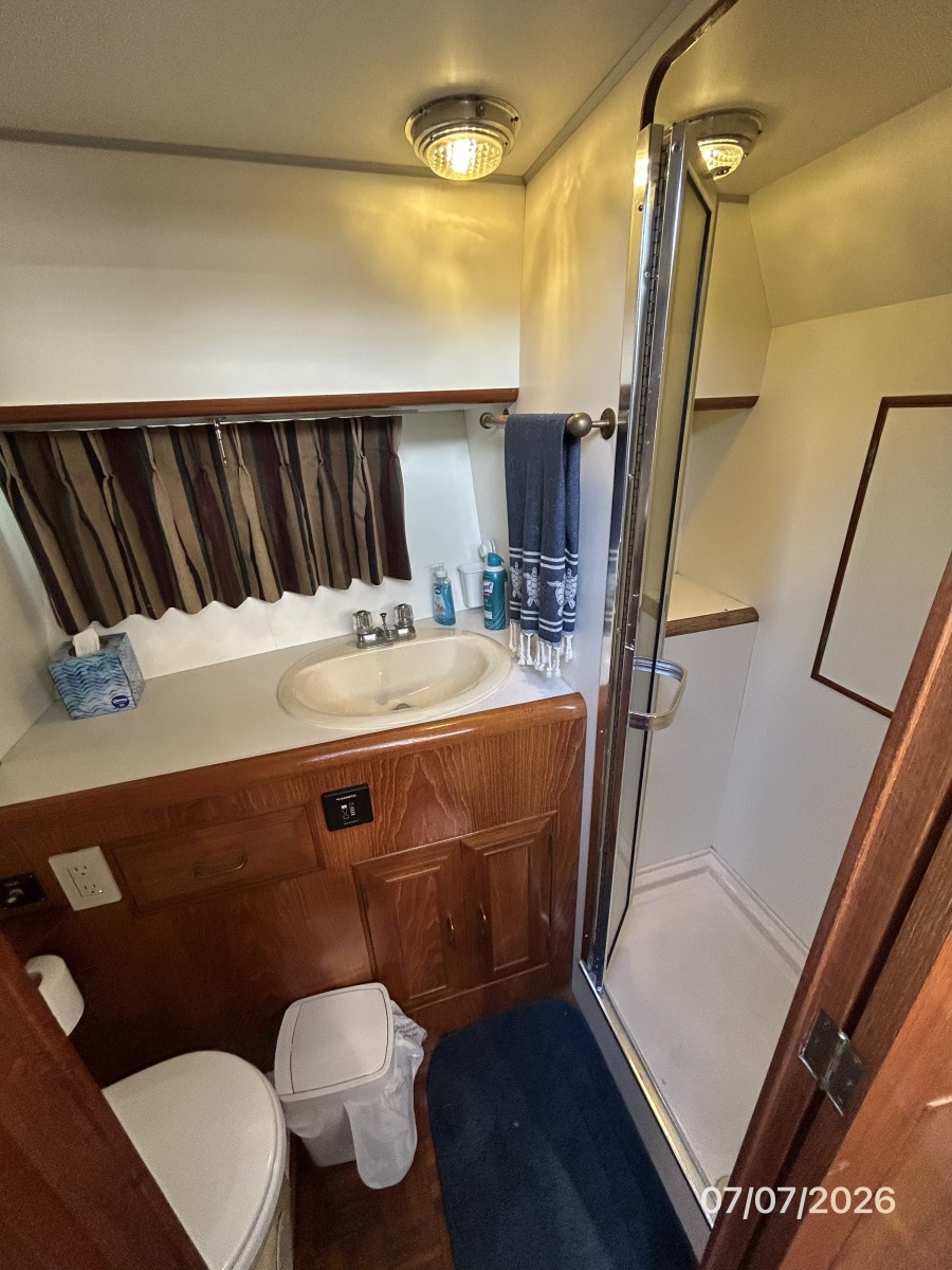 42' Ocean Alexander guest stateroom head