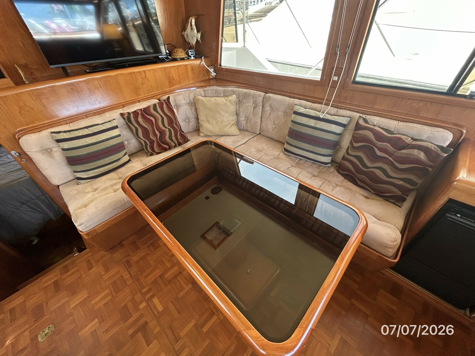 42' Ocean Alexander salon port aft seating