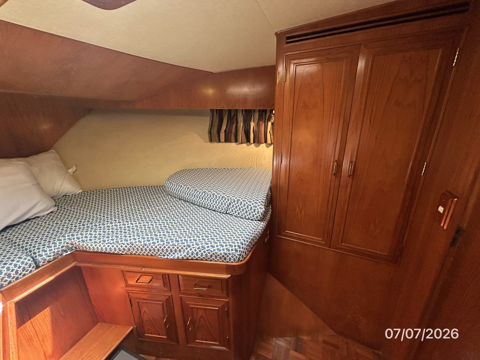 42' Ocean Alexander guest stateroom starboard