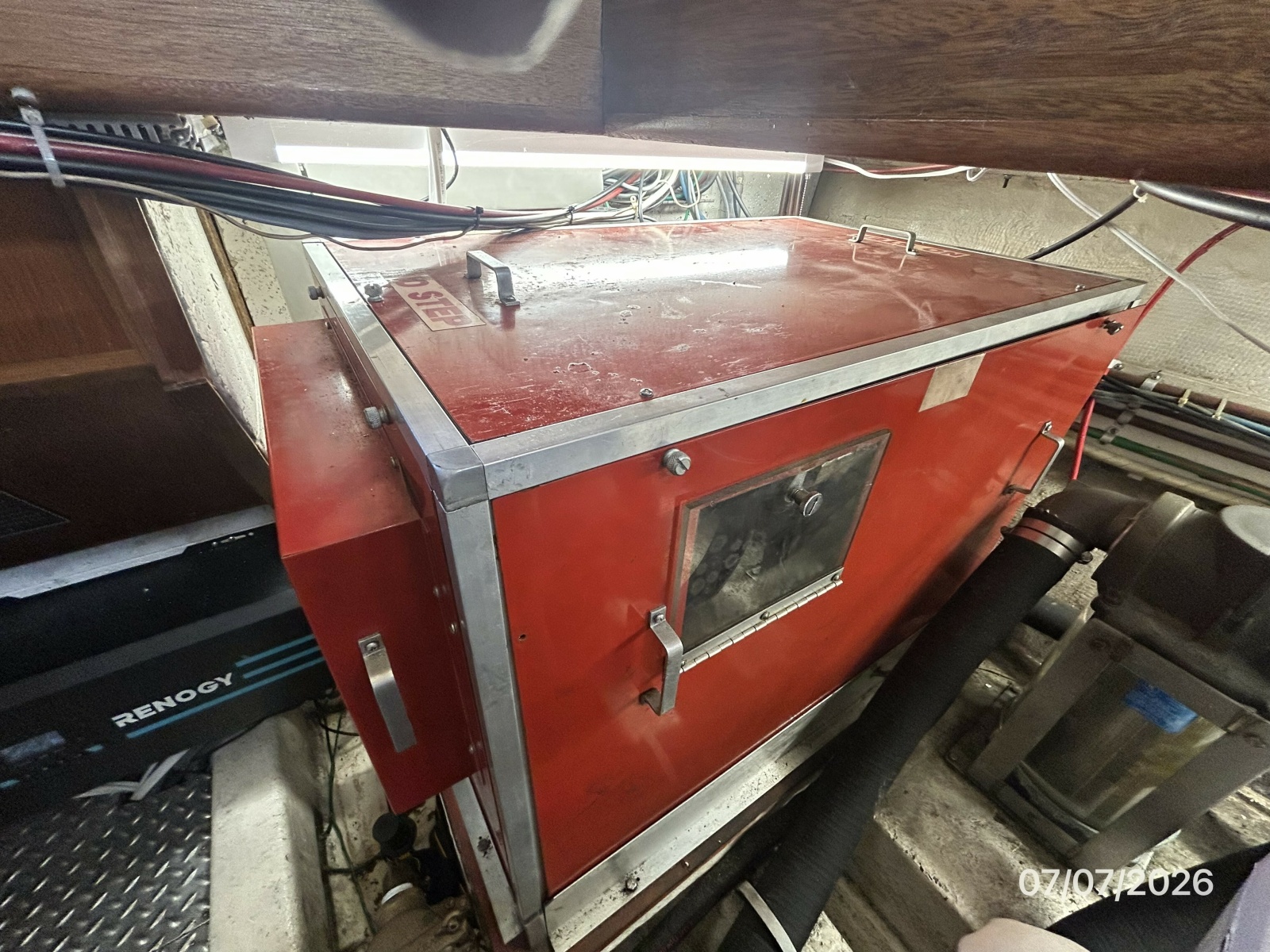 42' Ocean Alexander generator sound box