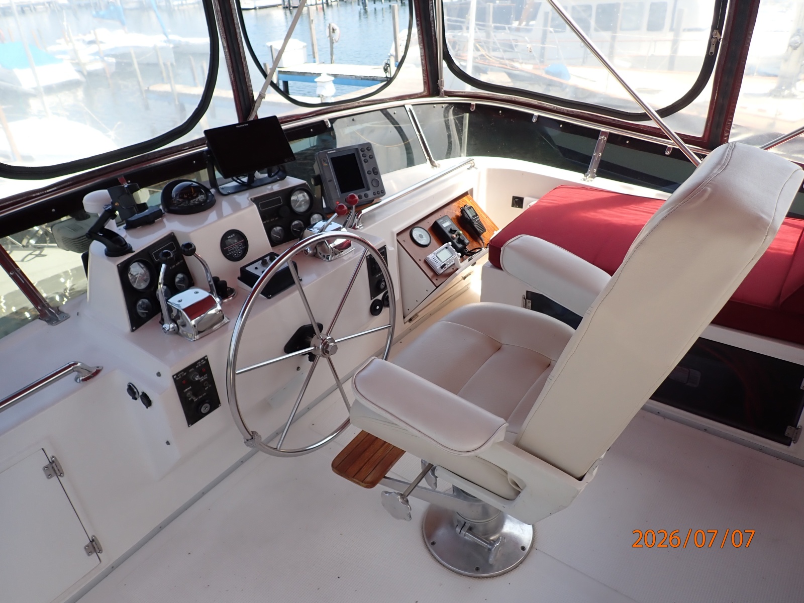 42' Ocean Alexander flybridge helm1