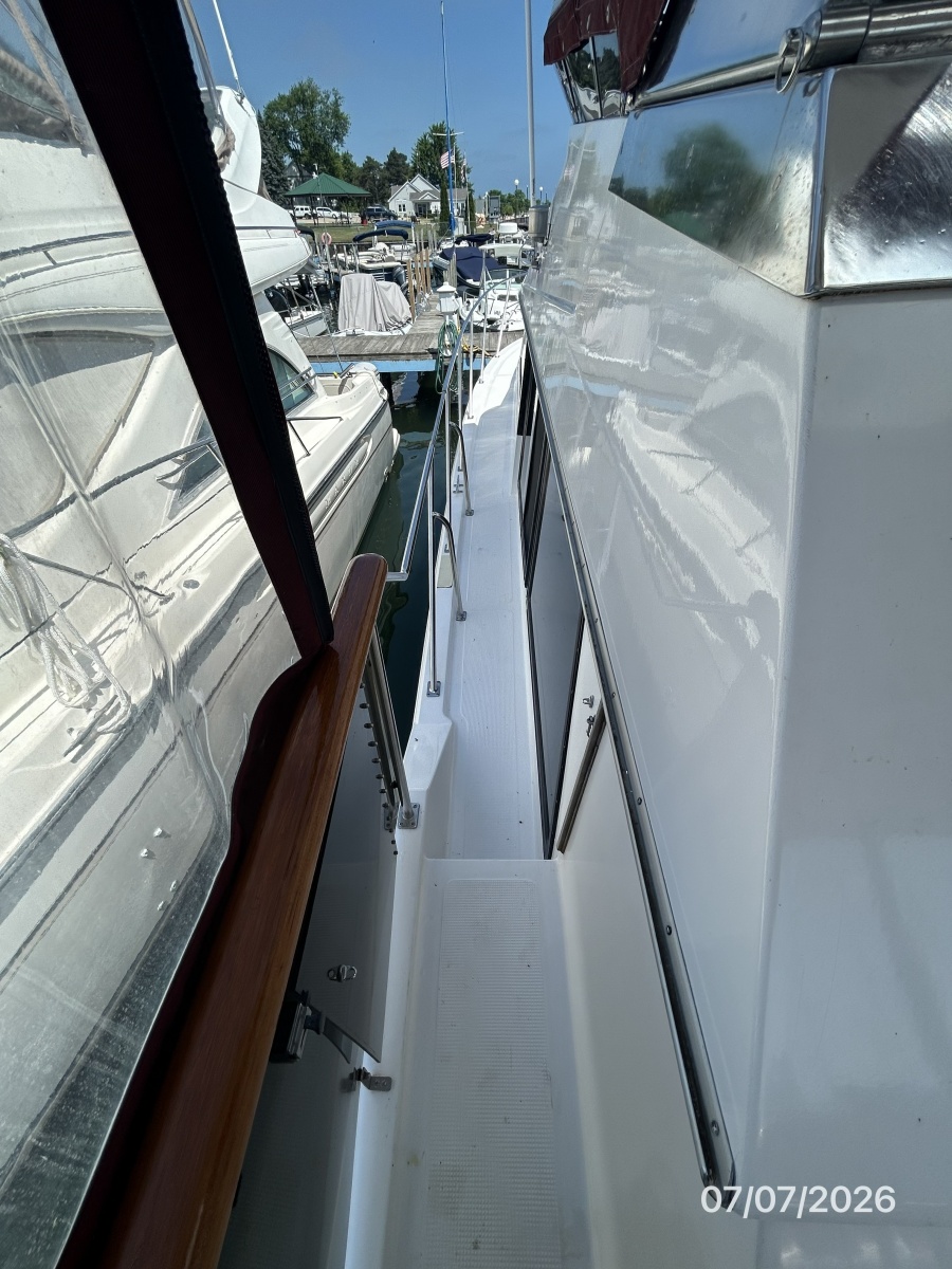 42' Ocean Alexander port side deck2