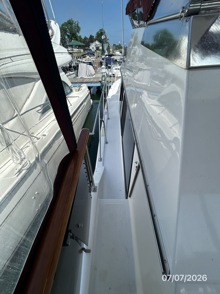 42' Ocean Alexander port side deck2