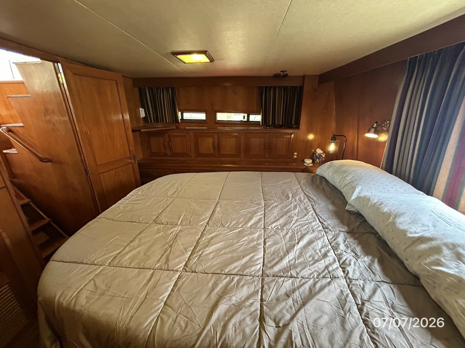 42' Ocean Alexander master stateroom starboard