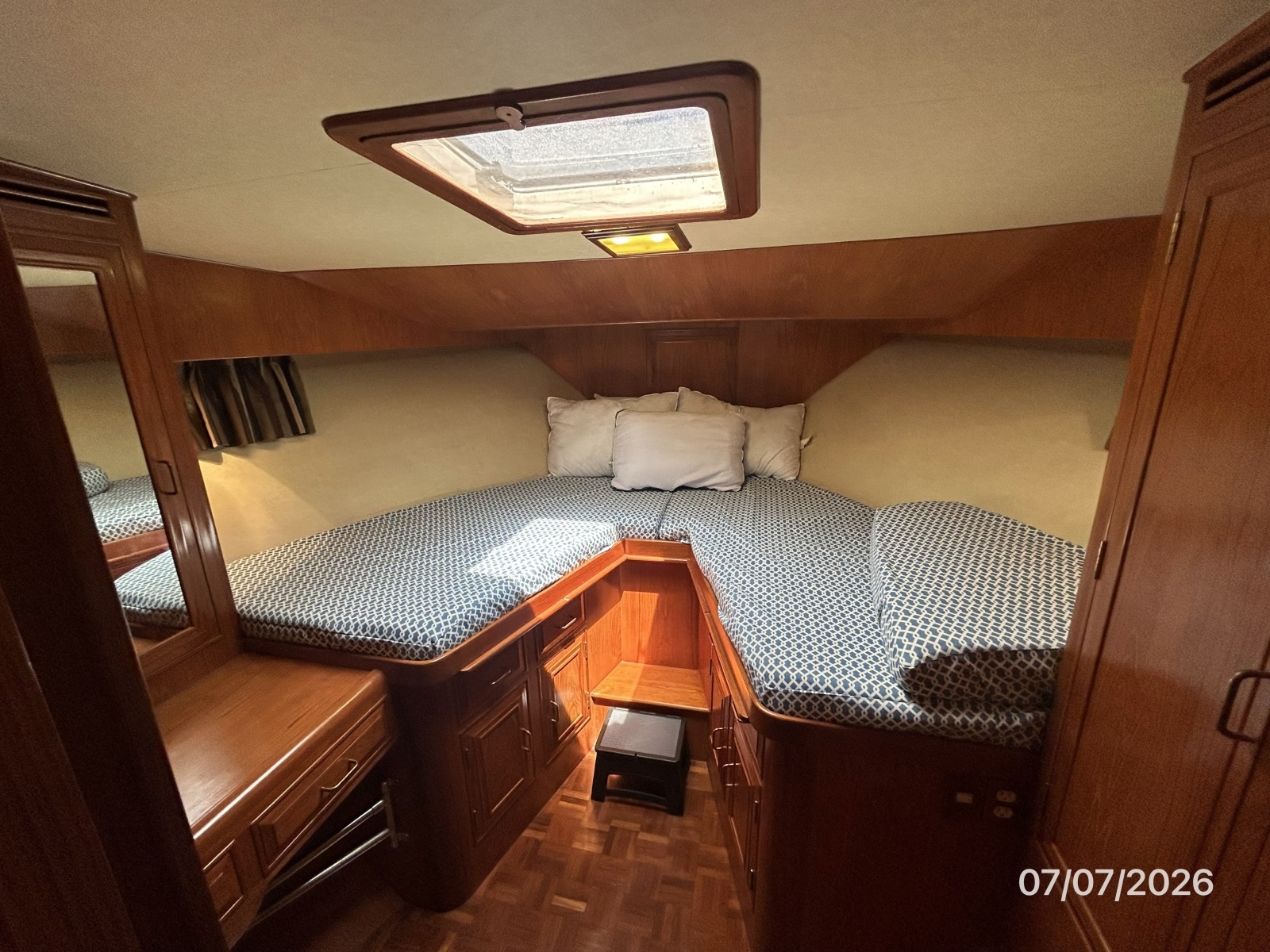 42' Ocean Alexander guest stateroom1