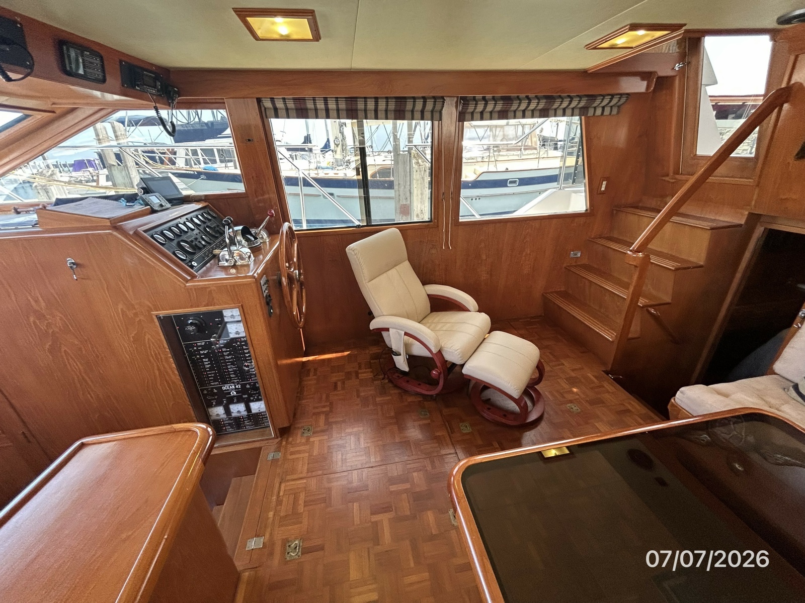 42' Ocean Alexander salon starboard