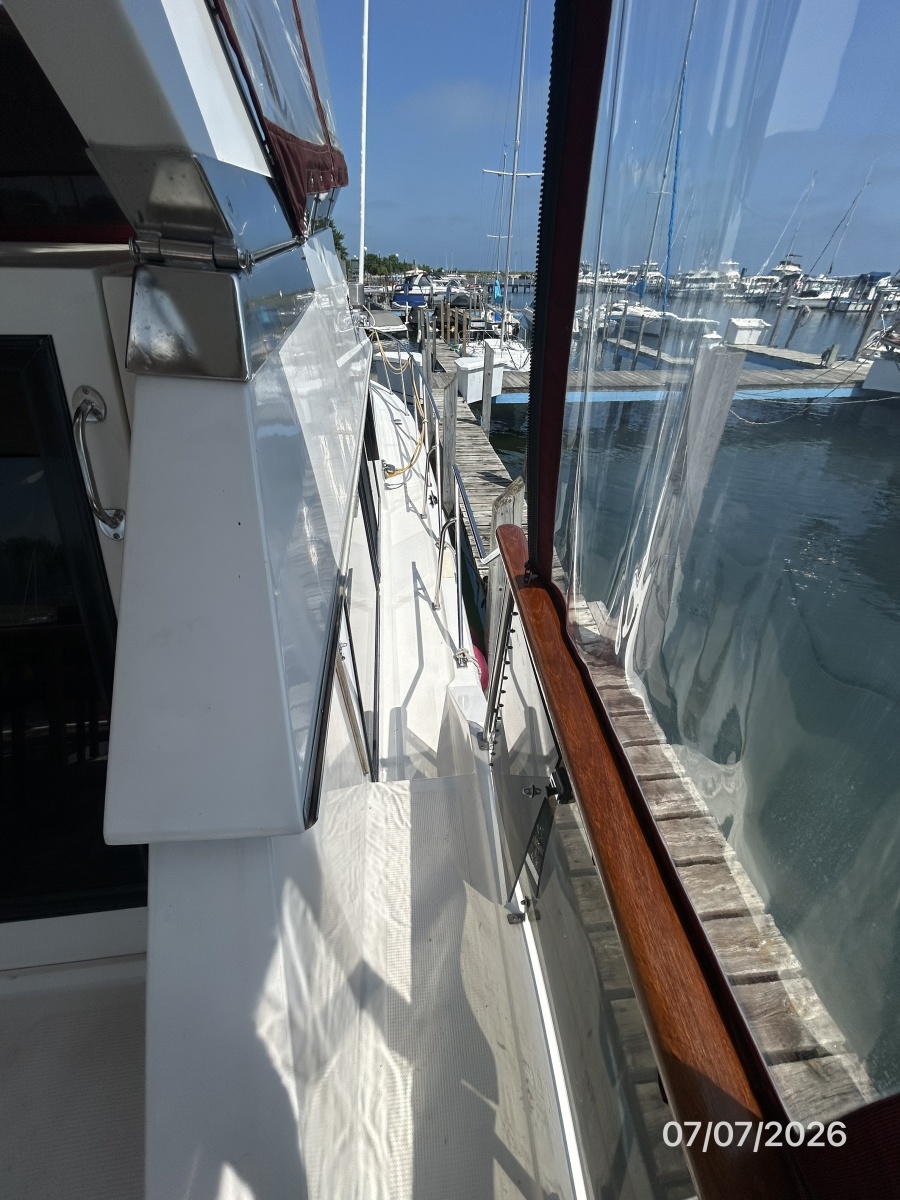 42' Ocean Alexander starboard side deck2