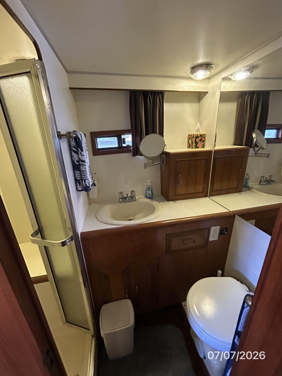 42' Ocean Alexander master stateroom head