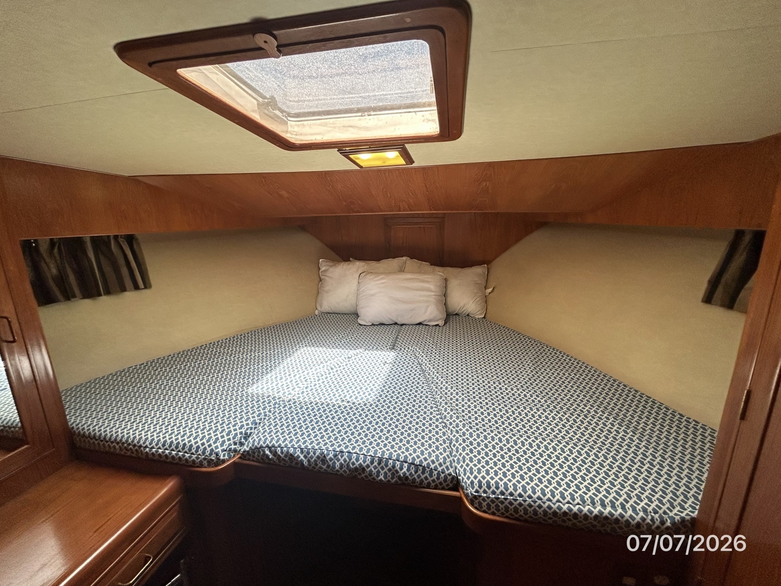 42' Ocean Alexander guest stateroom2