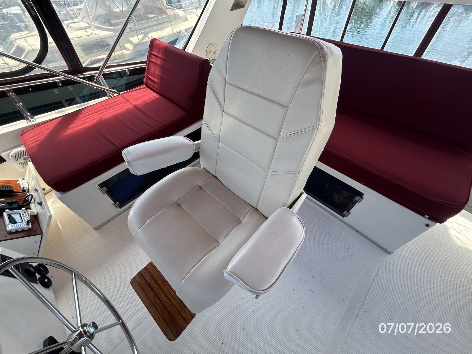 42' Ocean Alexander flybridge helmseat