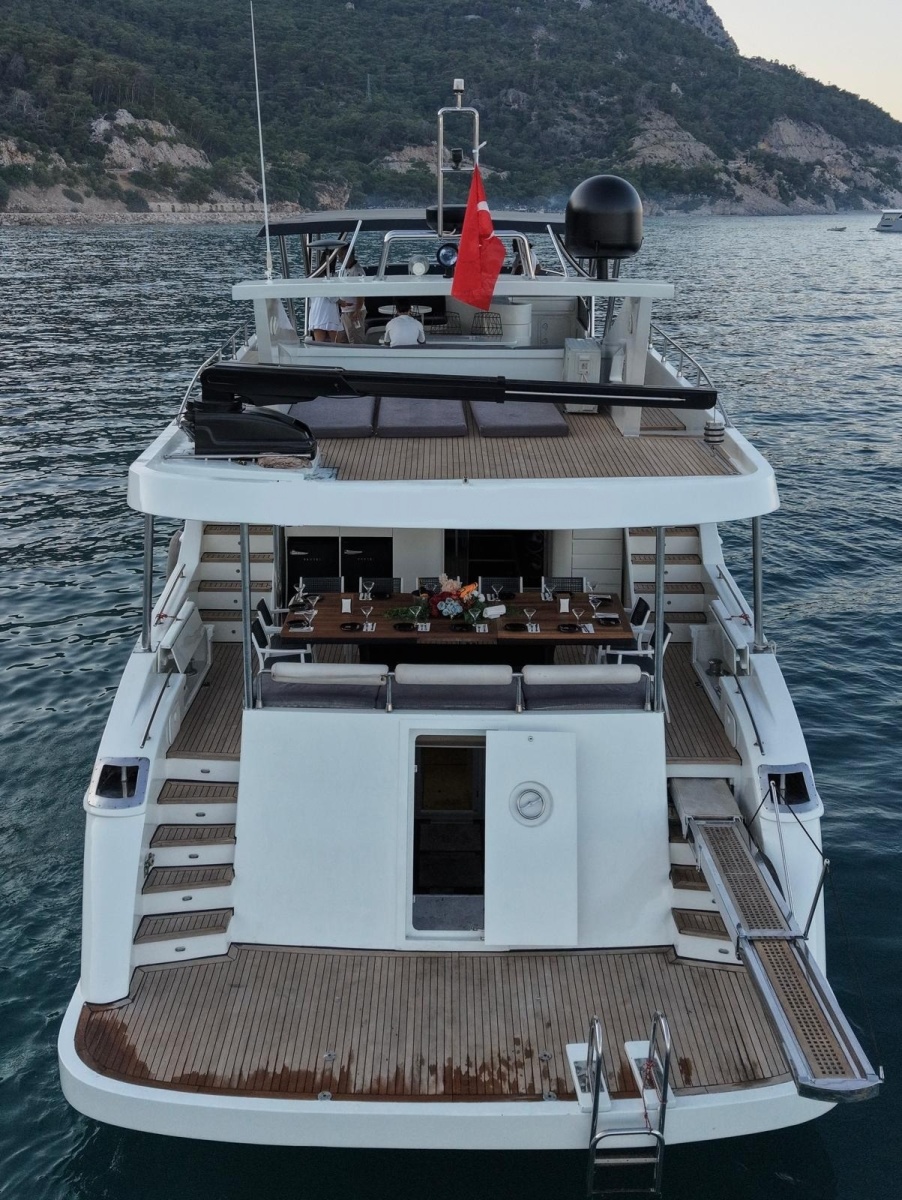 2007 Custom 85 Motor Yacht