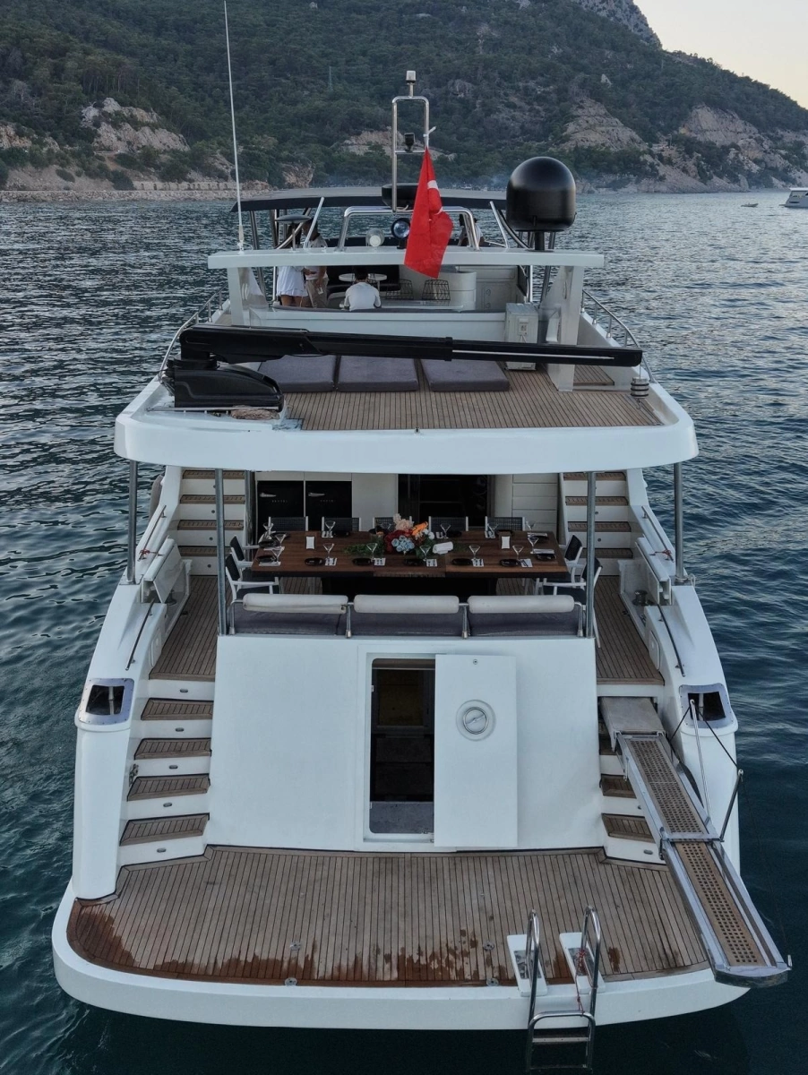 2007 Custom 85 Motor Yacht