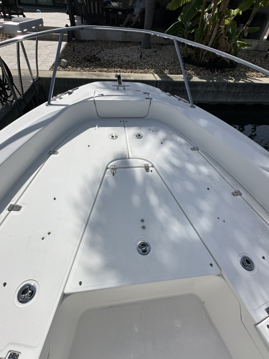 2012 Boston Whaler 230 Dauntless