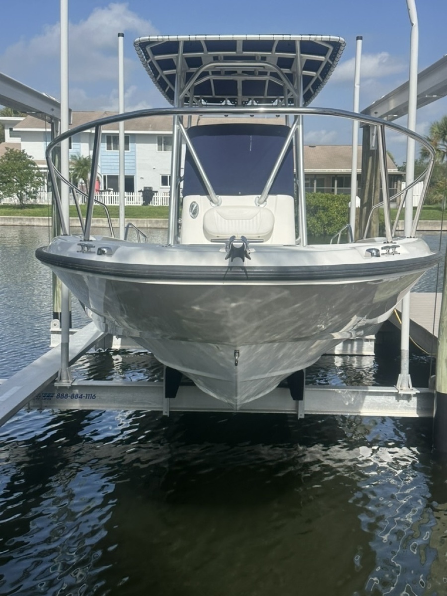 2012 Boston Whaler 230 Dauntless