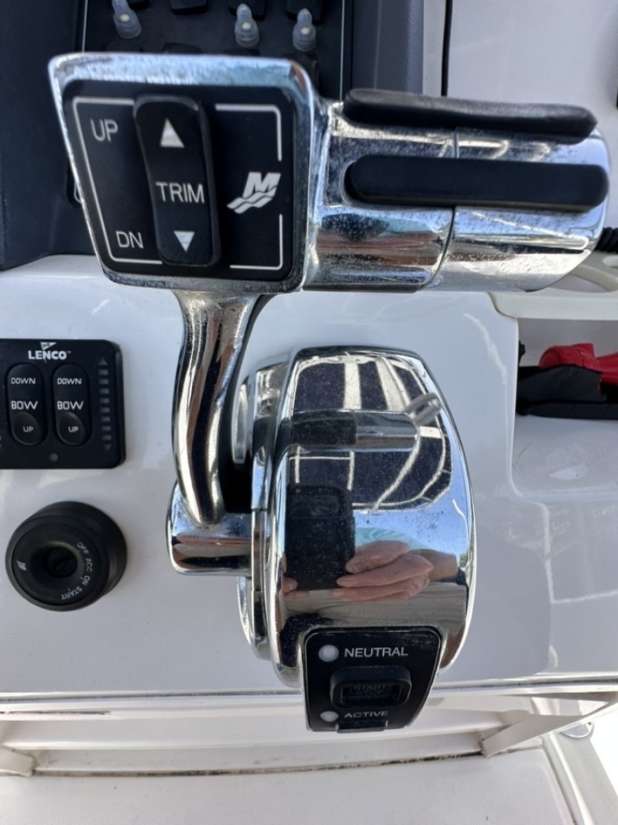2012 Boston Whaler 230 Dauntless