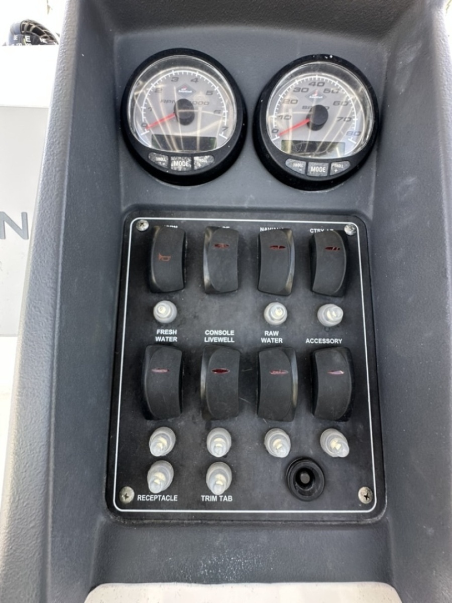 2012 Boston Whaler 230 Dauntless