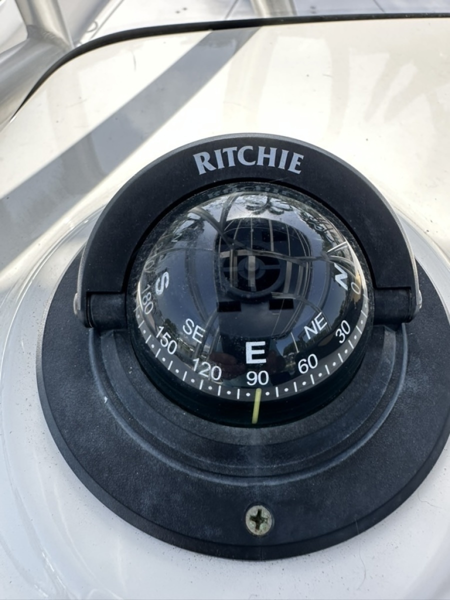 2012 Boston Whaler 230 Dauntless