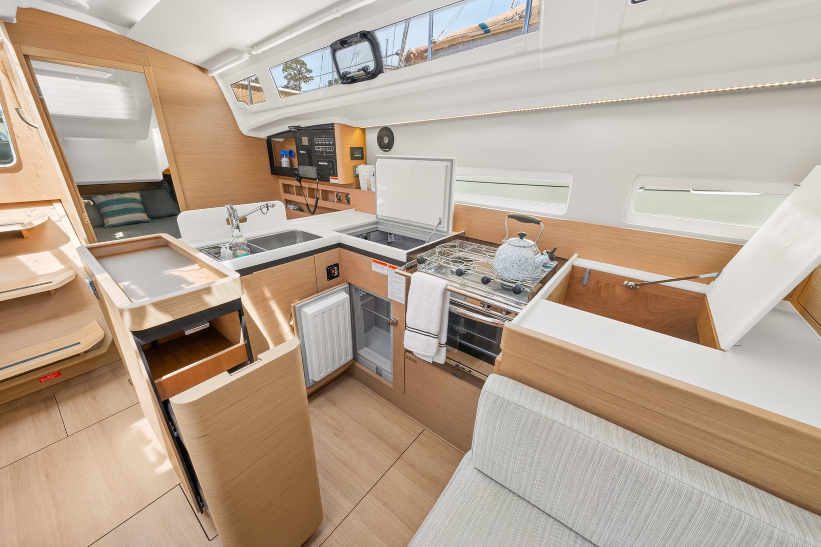 2021 Jeanneau SO 410