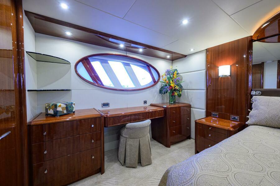 Lazzara 80 WILLYN - Master Stateroom