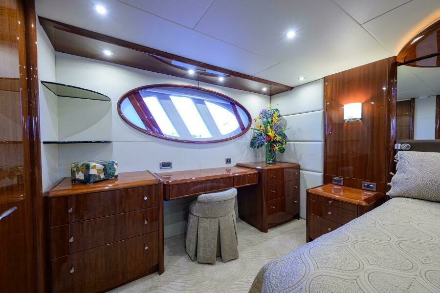 Lazzara 80 WILLYN - Master Stateroom