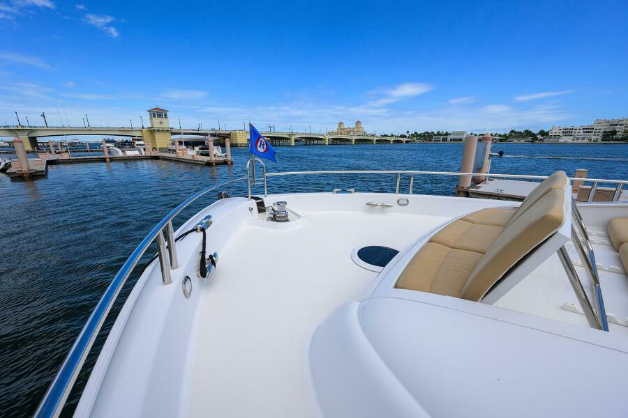 Lazzara 80 WILLYN - Bow