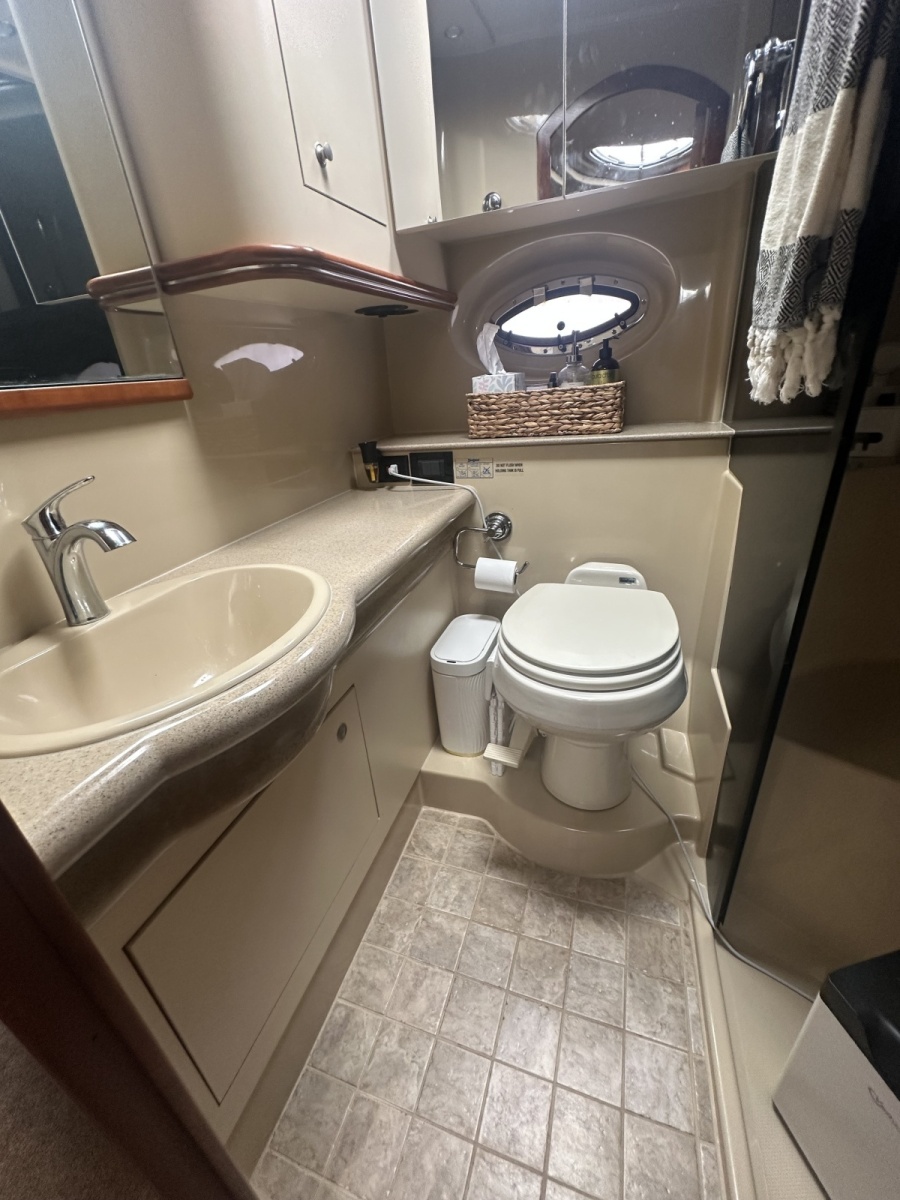 2006 Cruisers Yachts 370 Express