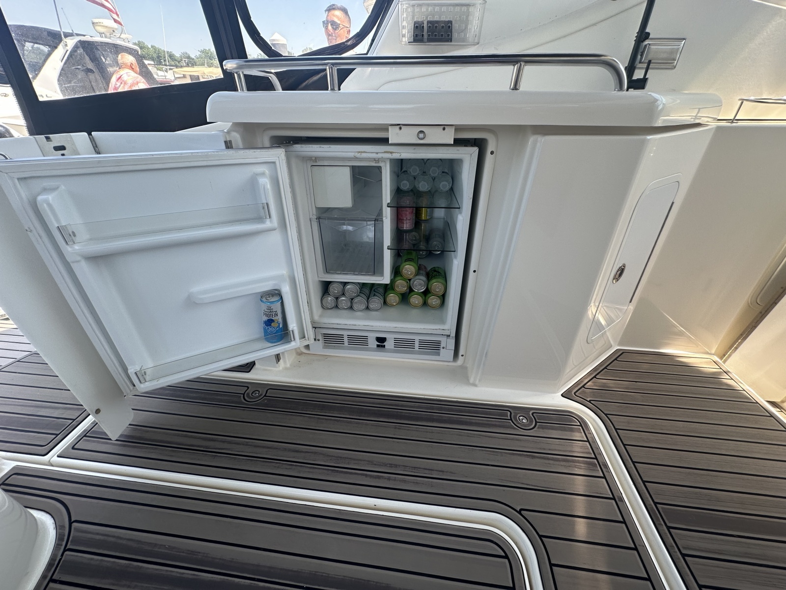2006 Cruisers Yachts 370 Express
